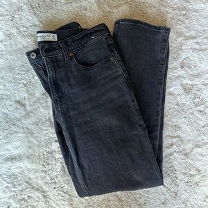 Abercrombie Mid Rise 90s Straight Jean in Black